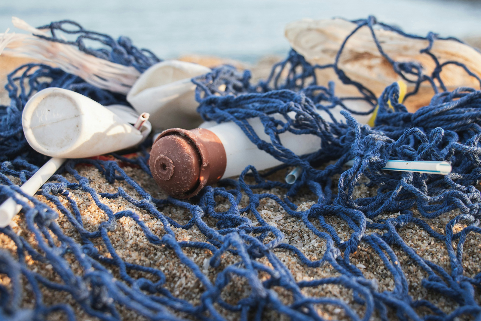 La crisis del plástico en los fondos marinos: un llamado a la acción urgente